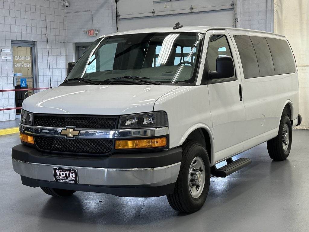 2025 Chevrolet Express Passenger 1LT