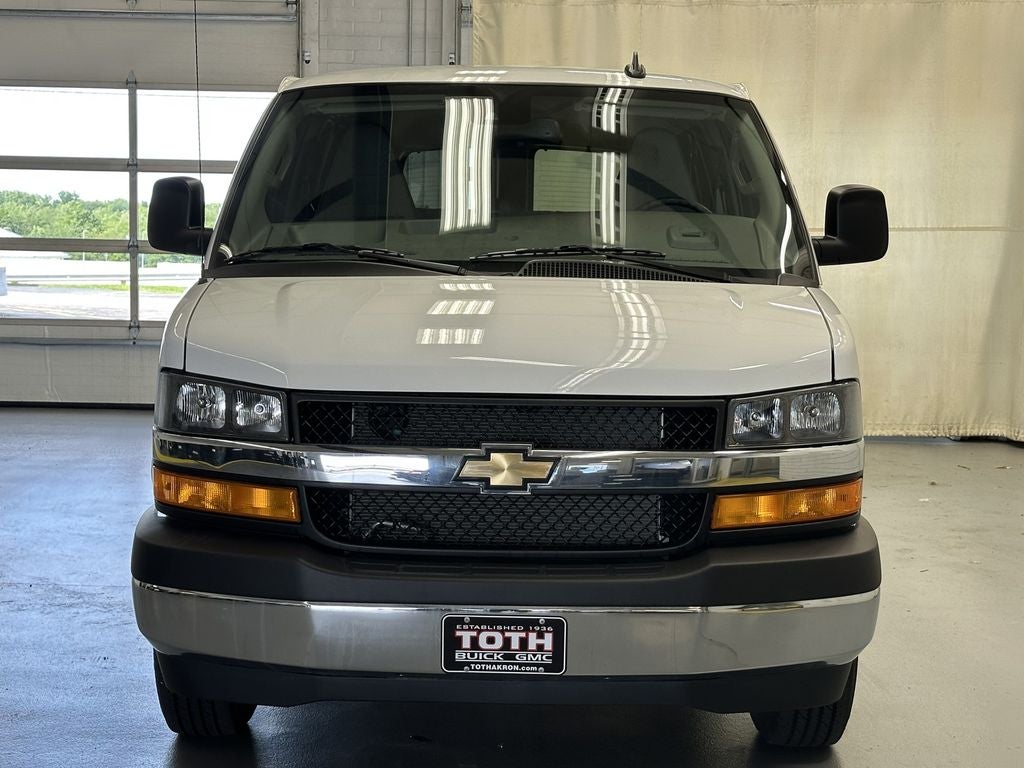 2025 Chevrolet Express Passenger 1LT