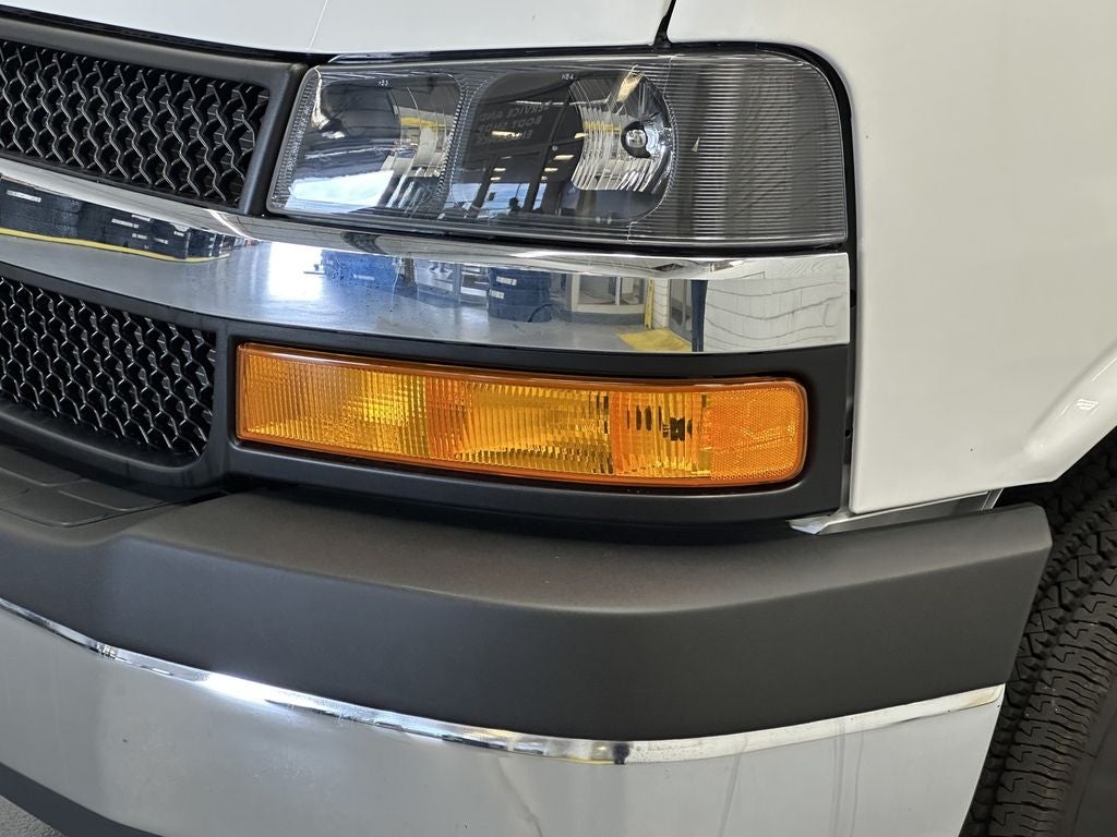 2025 Chevrolet Express Passenger 1LT