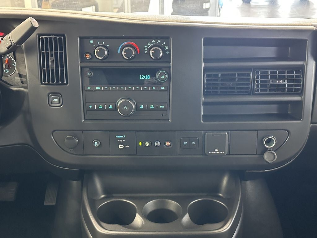 2025 Chevrolet Express Passenger 1LT