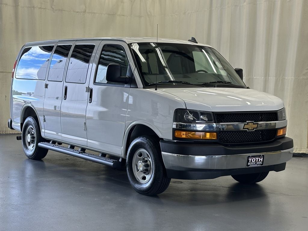 2025 Chevrolet Express Passenger 1LT