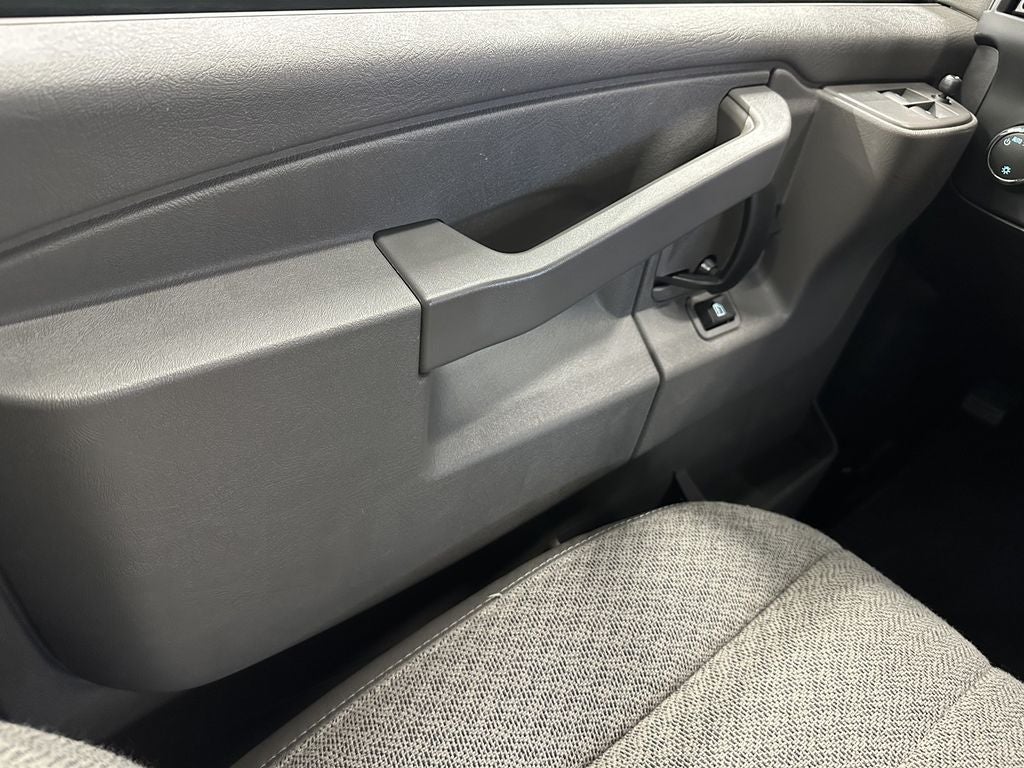 2025 Chevrolet Express Passenger 1LT