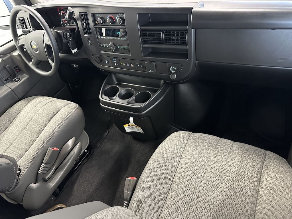 2025 Chevrolet Express Passenger 1LT