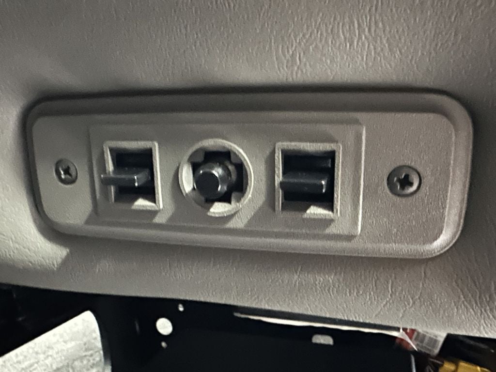 2025 Chevrolet Express Passenger 1LT