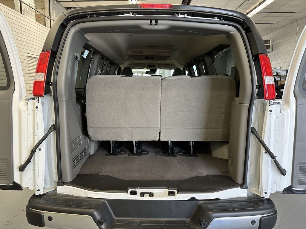 2025 Chevrolet Express Passenger 1LT