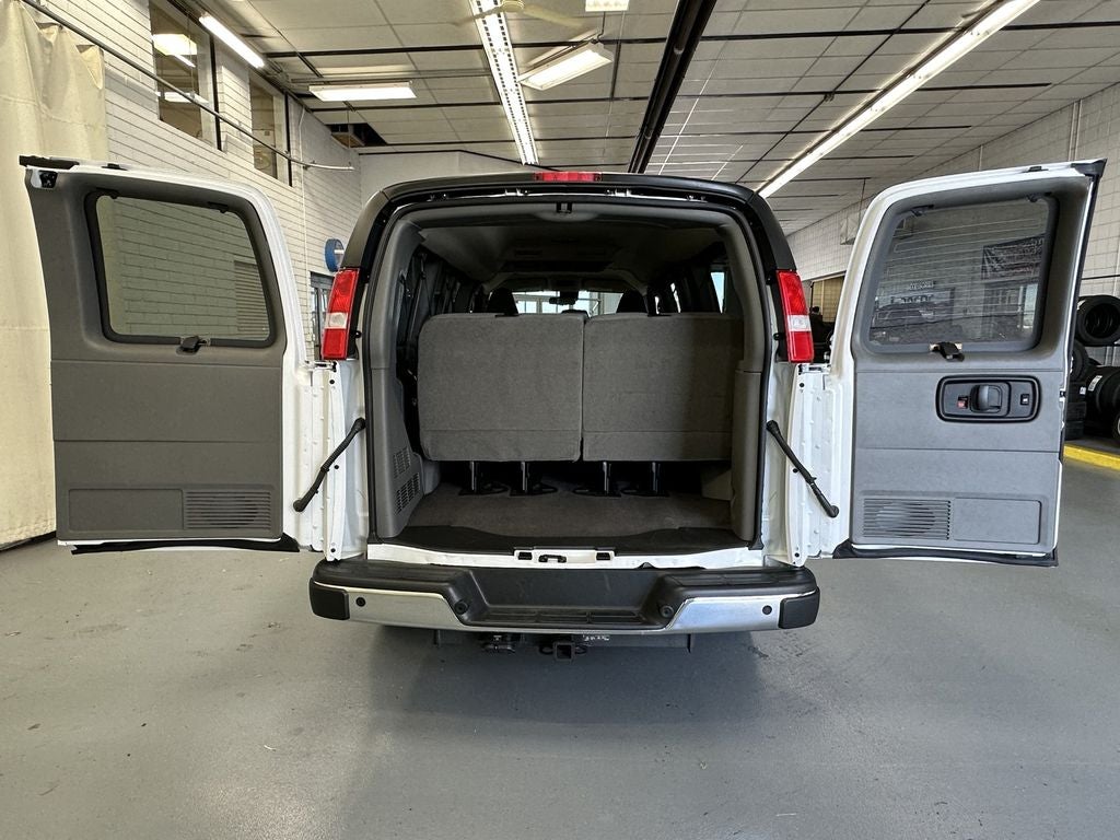 2025 Chevrolet Express Passenger 1LT