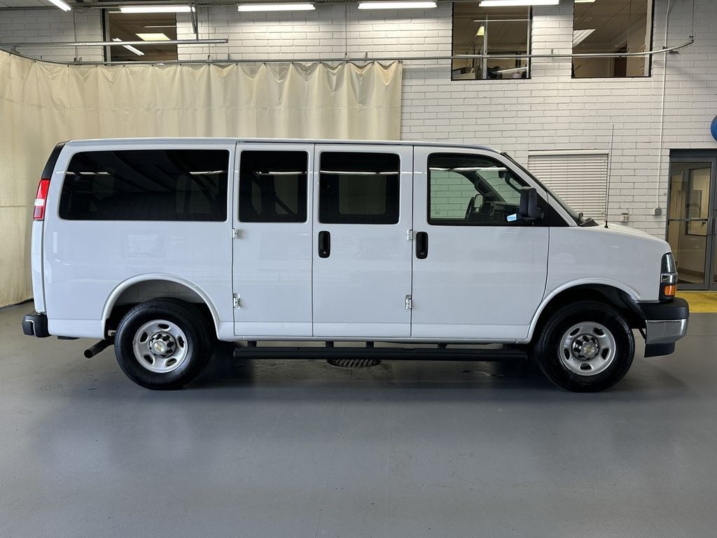 2025 Chevrolet Express Passenger 1LT